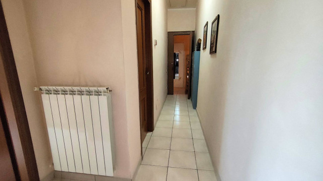 Complesso immobiliare composto da due appartamenti e un fondo commerciale tutti affittati in vendita a Massa