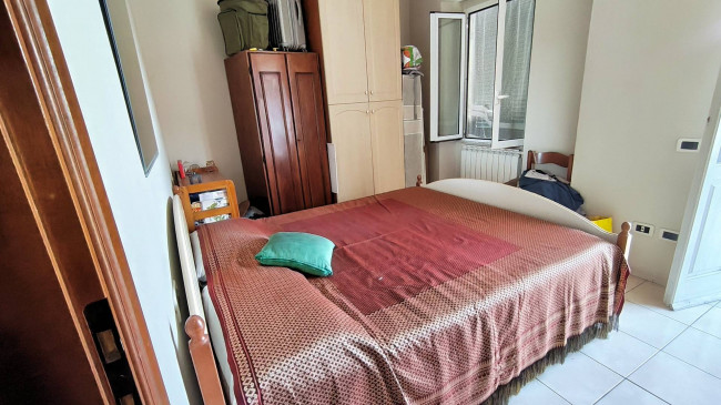 Complesso immobiliare composto da due appartamenti e un fondo commerciale tutti affittati in vendita a Massa
