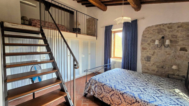 Podere in stile rustico Toscano ristrutturato con ampio terreno e piscina in vendita a Massa Marittima