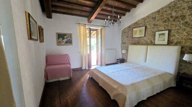 Podere in stile rustico Toscano ristrutturato con ampio terreno e piscina in vendita a Massa Marittima