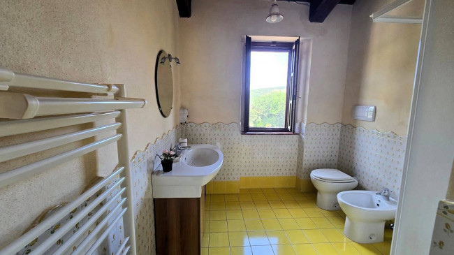 Podere in stile rustico Toscano ristrutturato con ampio terreno e piscina in vendita a Massa Marittima