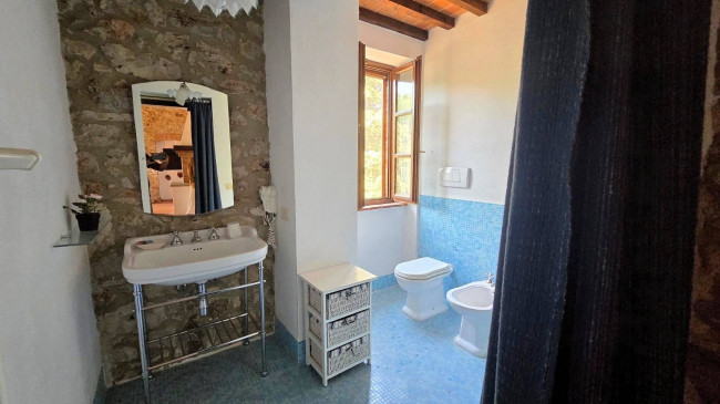 Podere in stile rustico Toscano ristrutturato con ampio terreno e piscina in vendita a Massa Marittima