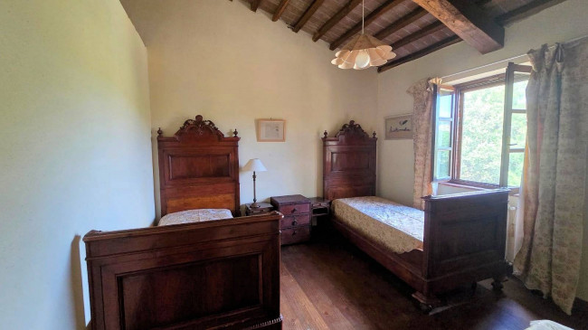 Podere in stile rustico Toscano ristrutturato con ampio terreno e piscina in vendita a Massa Marittima
