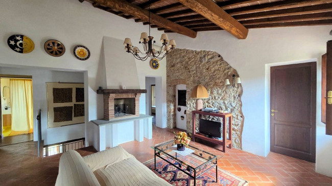 Podere in stile rustico Toscano ristrutturato con ampio terreno e piscina in vendita a Massa Marittima