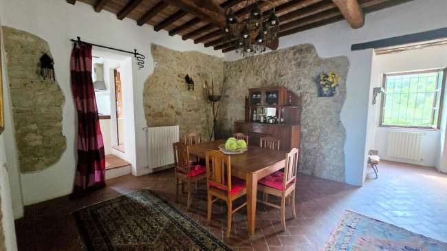 Podere in stile rustico Toscano ristrutturato con ampio terreno e piscina in vendita a Massa Marittima