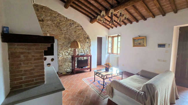 Podere in stile rustico Toscano ristrutturato con ampio terreno e piscina in vendita a Massa Marittima