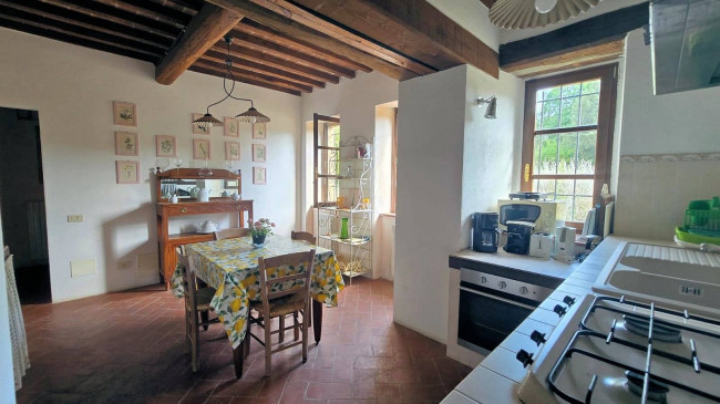 Podere in stile rustico Toscano ristrutturato con ampio terreno e piscina in vendita a Massa Marittima