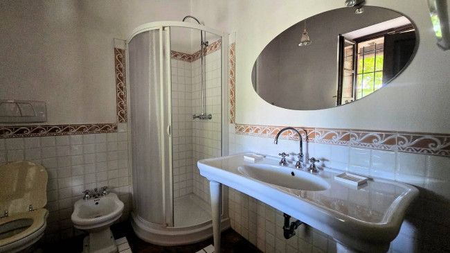 Podere in stile rustico Toscano ristrutturato con ampio terreno e piscina in vendita a Massa Marittima