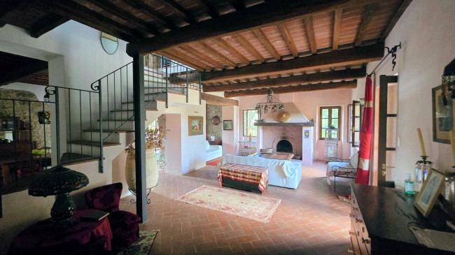 Podere in stile rustico Toscano ristrutturato con ampio terreno e piscina in vendita a Massa Marittima