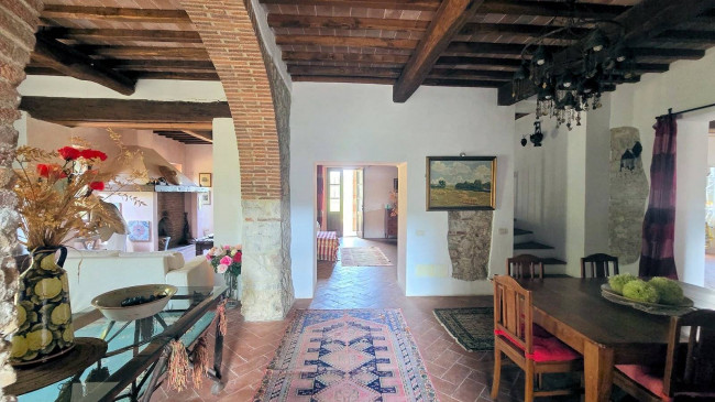 Podere in stile rustico Toscano ristrutturato con ampio terreno e piscina in vendita a Massa Marittima