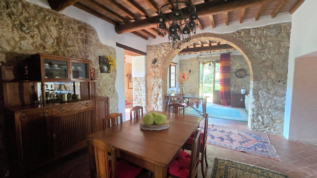 Podere in stile rustico Toscano ristrutturato con ampio terreno e piscina in vendita a Massa Marittima