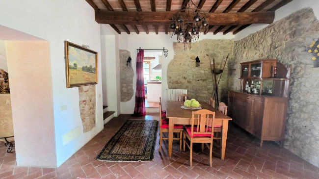 Podere in stile rustico Toscano ristrutturato con ampio terreno e piscina in vendita a Massa Marittima