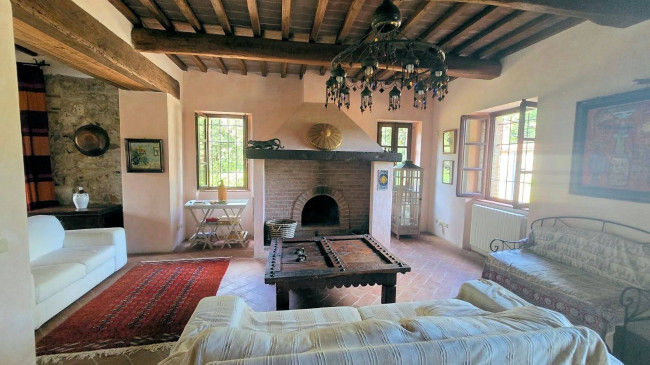 Podere in stile rustico Toscano ristrutturato con ampio terreno e piscina in vendita a Massa Marittima