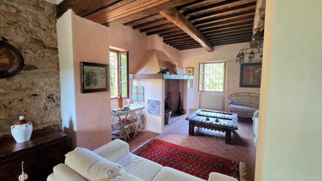 Podere in stile rustico Toscano ristrutturato con ampio terreno e piscina in vendita a Massa Marittima