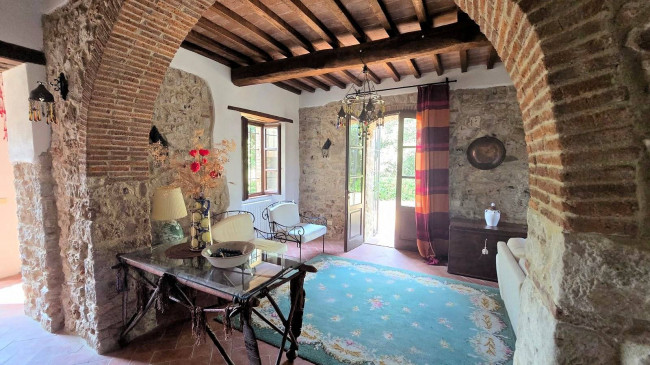 Podere in stile rustico Toscano ristrutturato con ampio terreno e piscina in vendita a Massa Marittima