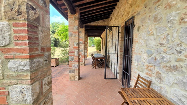 Podere in stile rustico Toscano ristrutturato con ampio terreno e piscina in vendita a Massa Marittima