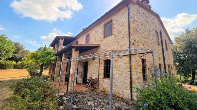 Podere in stile rustico Toscano ristrutturato con ampio terreno e piscina in vendita a Massa Marittima