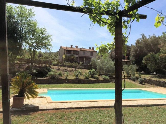 Podere in stile rustico Toscano ristrutturato con ampio terreno e piscina in vendita a Massa Marittima