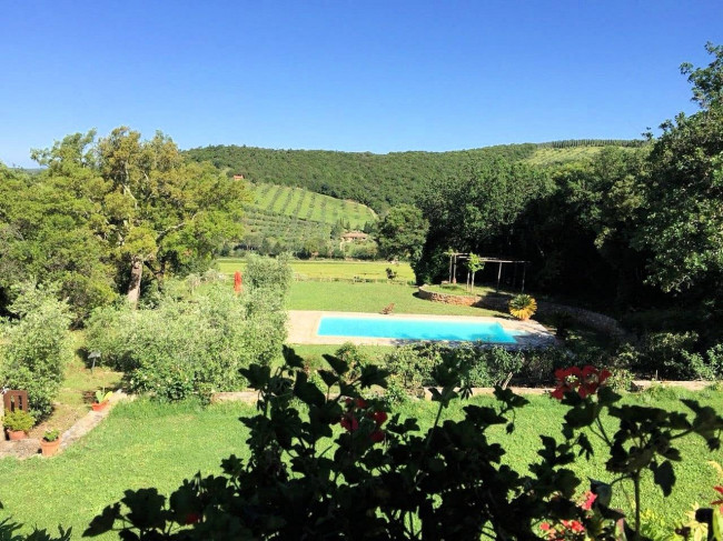 Podere in stile rustico Toscano ristrutturato con ampio terreno e piscina in vendita a Massa Marittima
