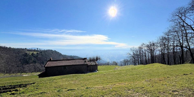 Casale con ampio giardino e vista panoramica in vendita a Massa e Cozzile