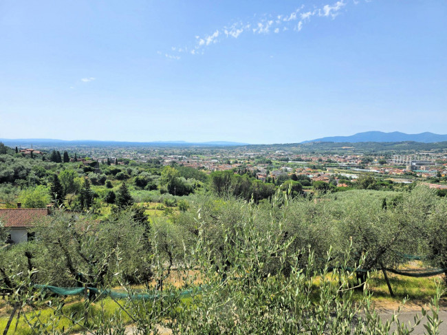 Villetta libera su quattro lati con giardino e vista panoramica in vendita a Uzzano