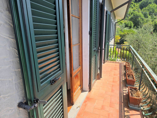 Villetta libera su quattro lati con giardino e vista panoramica in vendita a Uzzano