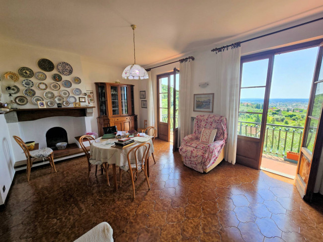Villetta libera su quattro lati con giardino e vista panoramica in vendita a Uzzano