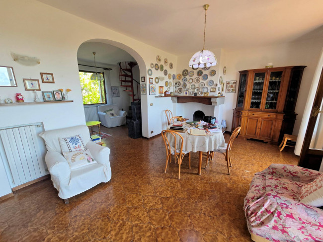 Villetta libera su quattro lati con giardino e vista panoramica in vendita a Uzzano