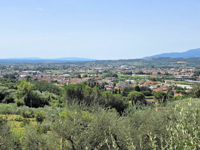 Villetta libera su quattro lati con giardino e vista panoramica in vendita a Uzzano