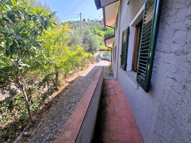 Villetta libera su quattro lati con giardino e vista panoramica in vendita a Uzzano