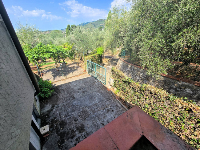 Villetta libera su quattro lati con giardino e vista panoramica in vendita a Uzzano