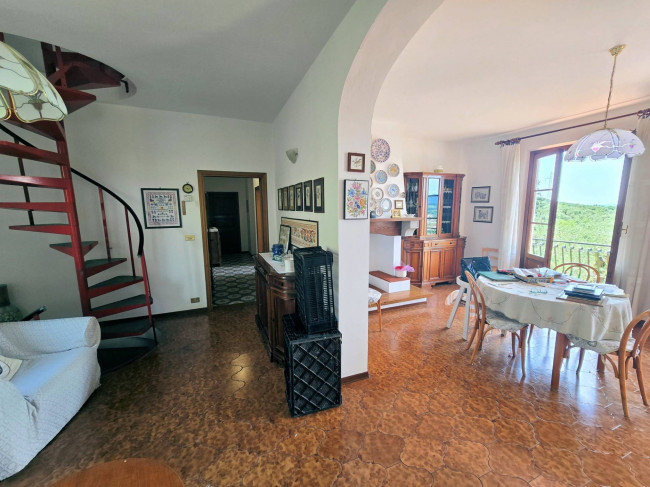 Villetta libera su quattro lati con giardino e vista panoramica in vendita a Uzzano