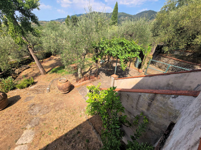 Villetta libera su quattro lati con giardino e vista panoramica in vendita a Uzzano