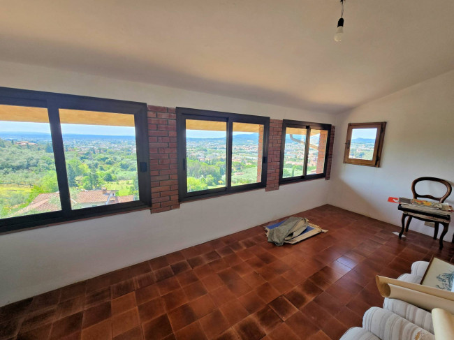 Villetta libera su quattro lati con giardino e vista panoramica in vendita a Uzzano