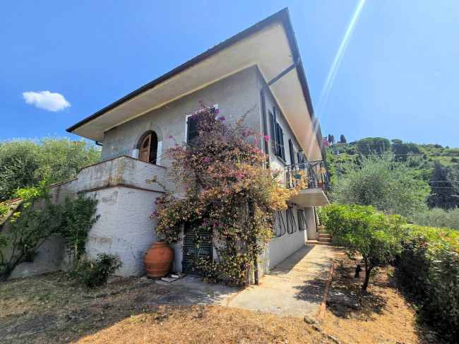 Villetta libera su quattro lati con giardino e vista panoramica in vendita a Uzzano
