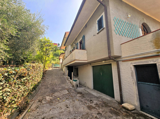 Villetta libera su quattro lati con giardino e vista panoramica in vendita a Uzzano