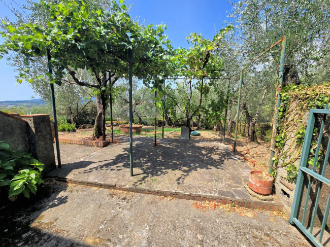 Villetta libera su quattro lati con giardino e vista panoramica in vendita a Uzzano