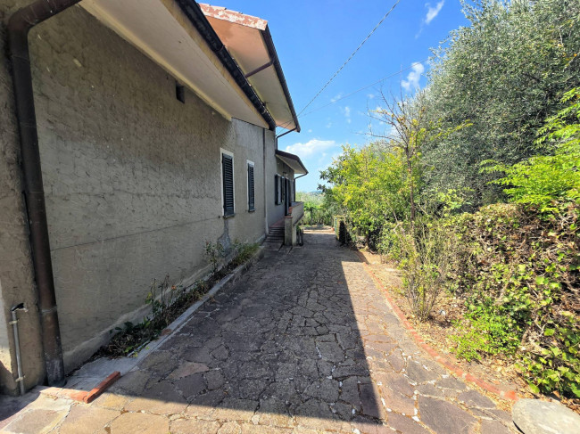 Villetta libera su quattro lati con giardino e vista panoramica in vendita a Uzzano