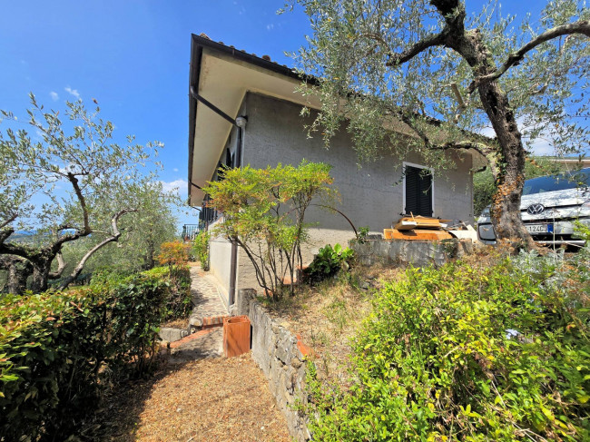 Villetta libera su quattro lati con giardino e vista panoramica in vendita a Uzzano