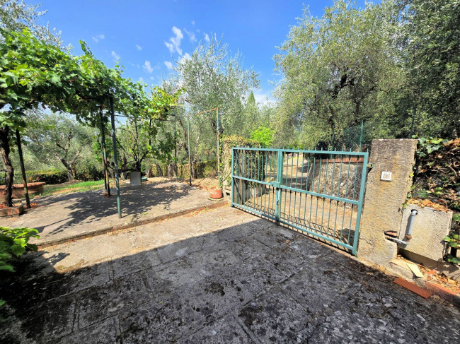 Villetta libera su quattro lati con giardino e vista panoramica in vendita a Uzzano