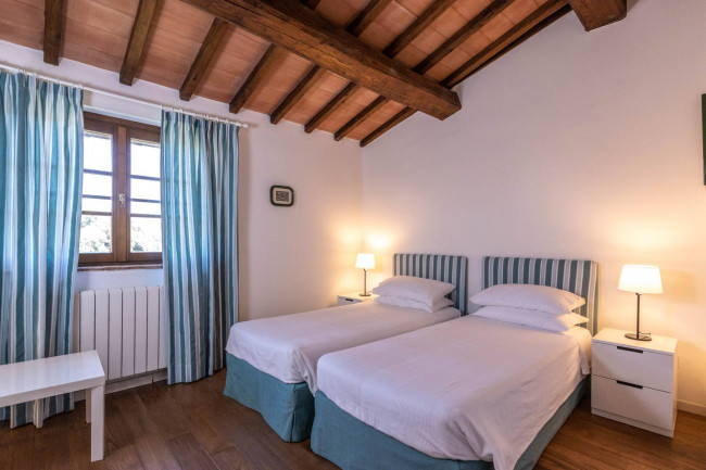 Appartamenti e casali ristrutturati in antico borgo con piscina in vendita a Scansano