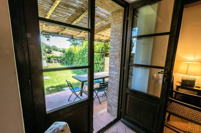 Appartamenti e casali ristrutturati in antico borgo con piscina in vendita a Scansano