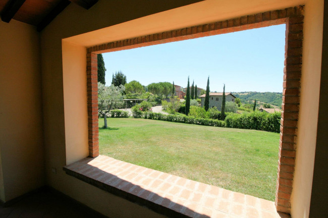 Appartamenti e casali ristrutturati in antico borgo con piscina in vendita a Scansano