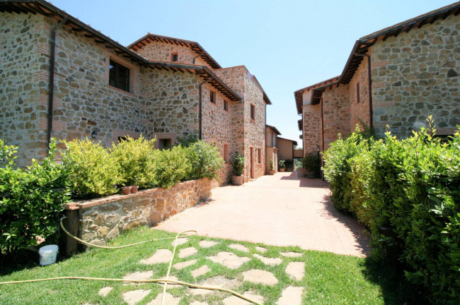 Appartamenti e casali ristrutturati in antico borgo con piscina in vendita a Scansano