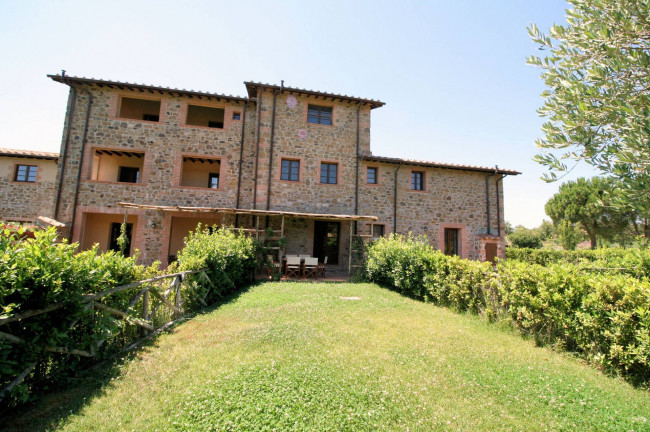 Appartamenti e casali ristrutturati in antico borgo con piscina in vendita a Scansano