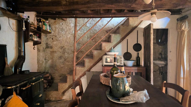 Rustico con ampio terreno e vista panoramica in vendita a Roccastrada