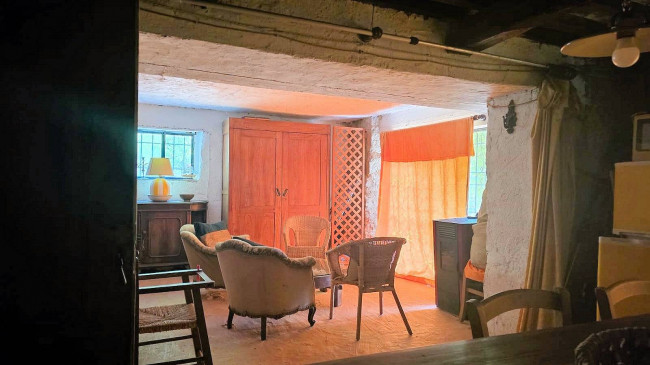 Rustico con ampio terreno e vista panoramica in vendita a Roccastrada