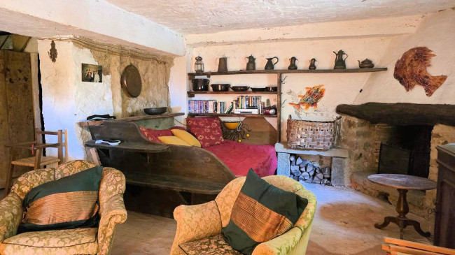 Rustico con ampio terreno e vista panoramica in vendita a Roccastrada