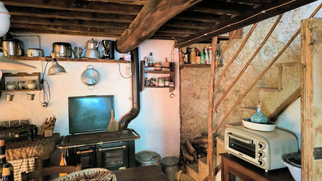 Rustico con ampio terreno e vista panoramica in vendita a Roccastrada
