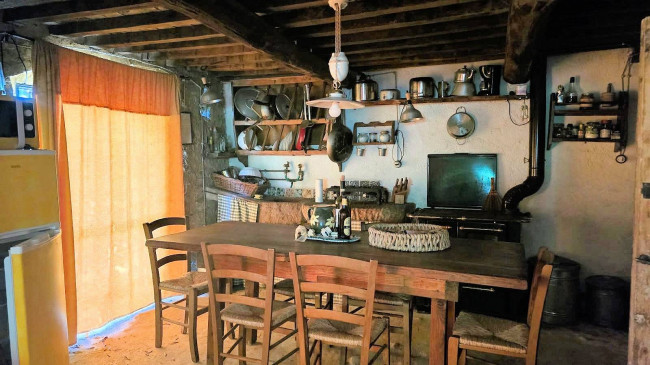 Rustico con ampio terreno e vista panoramica in vendita a Roccastrada